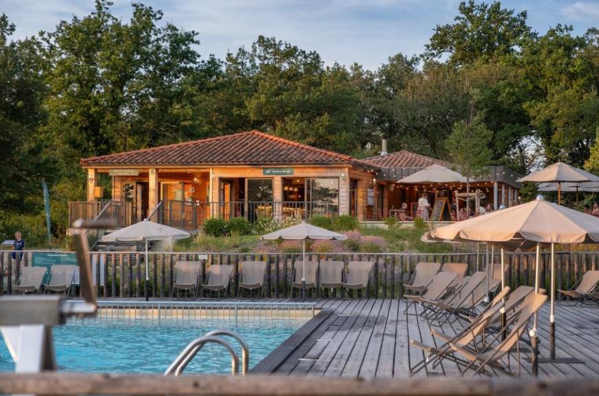 Huttopia Pays de Cordes sur Ciel_Vindrac-Alayrac piscine et accueil