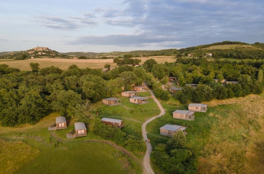 Huttopia Pays de Cordes sur Ciel_Vindrac-Alayracue globale camping avec vue sur cité de Cordes