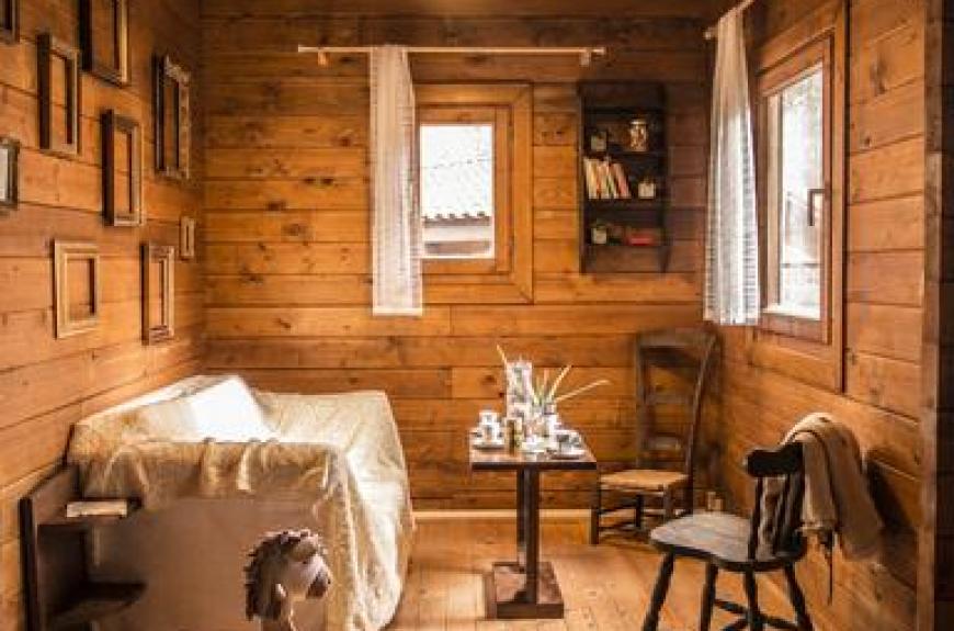 intérieur chambre chalet bois
