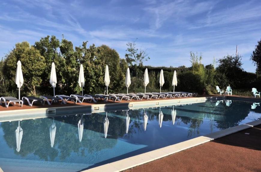 grande piscine avec parasols