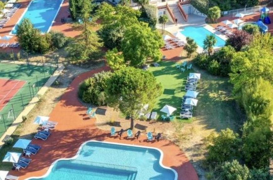 vue aérienne demeure et piscines