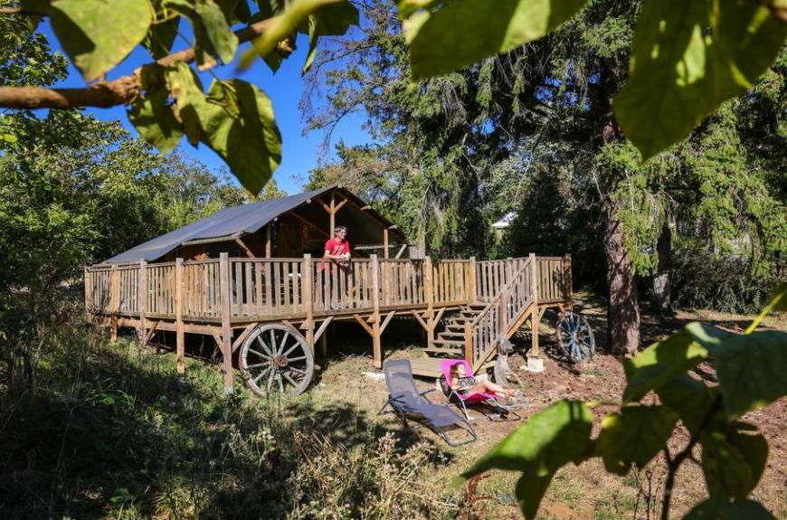 lodge toile et bois sur pilotis