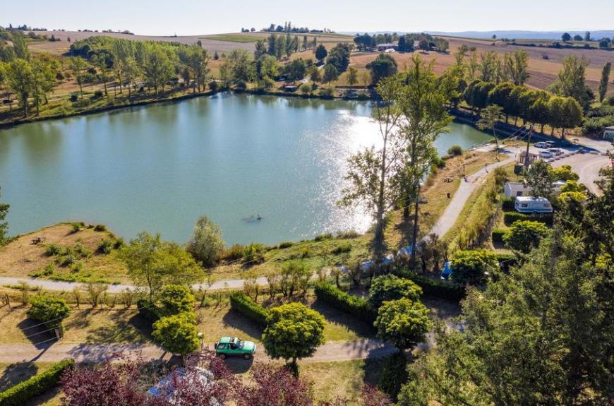 vue aérienne lac et camping