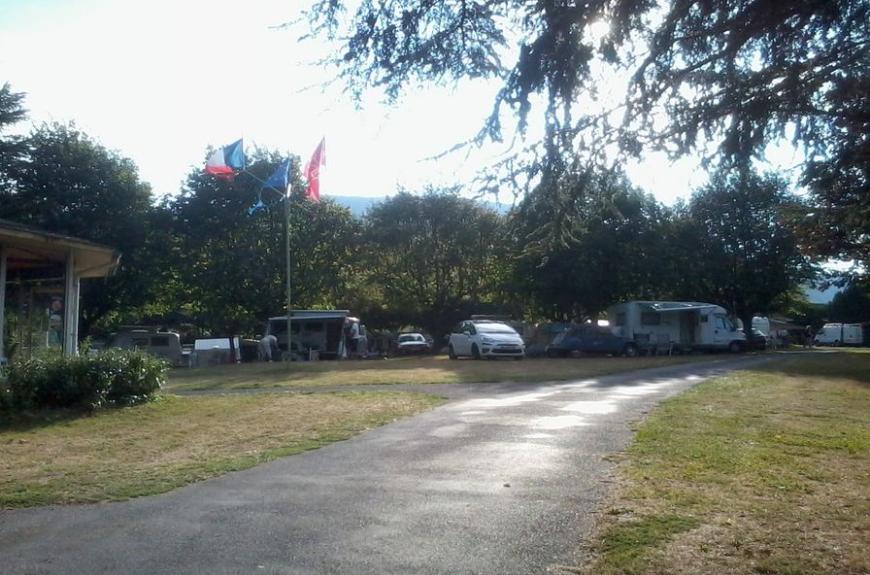 Camping Vallée du thoré drapeaux & parcelles