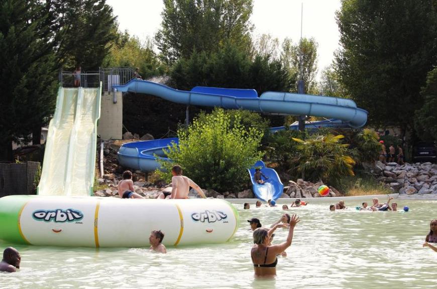 Camping Le Plan d'Eau Saint-Charles_Damiatte toboggan et jeux aquatiques