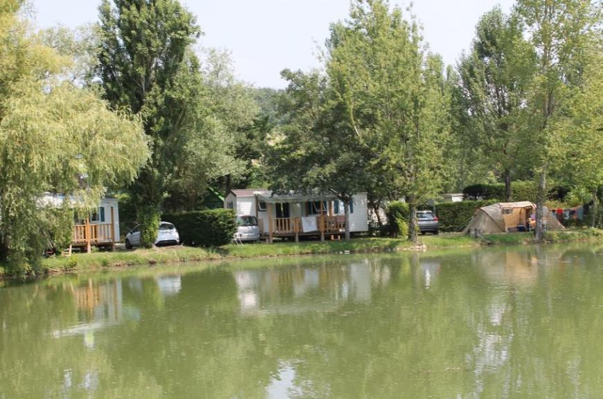 emplacement bord étang Camping Plan d'Eau St Charles