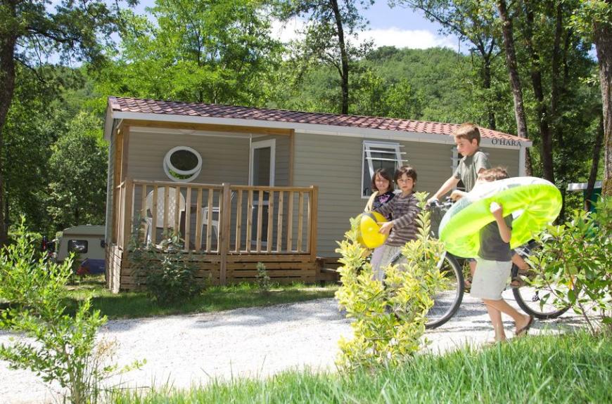 Saint Pierre de Rousieux enfants vers piscine