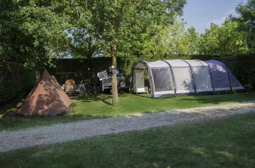 Camping Le Pessac grands emplacements tente