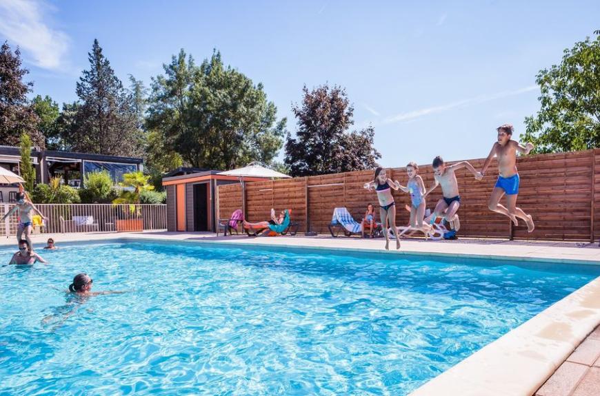 Camping Soleil des Bastides piscine avec enfants