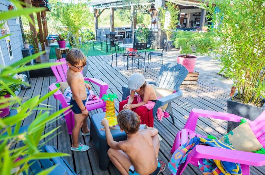 Camping Soleil des Bastides terrasse jeux enfants