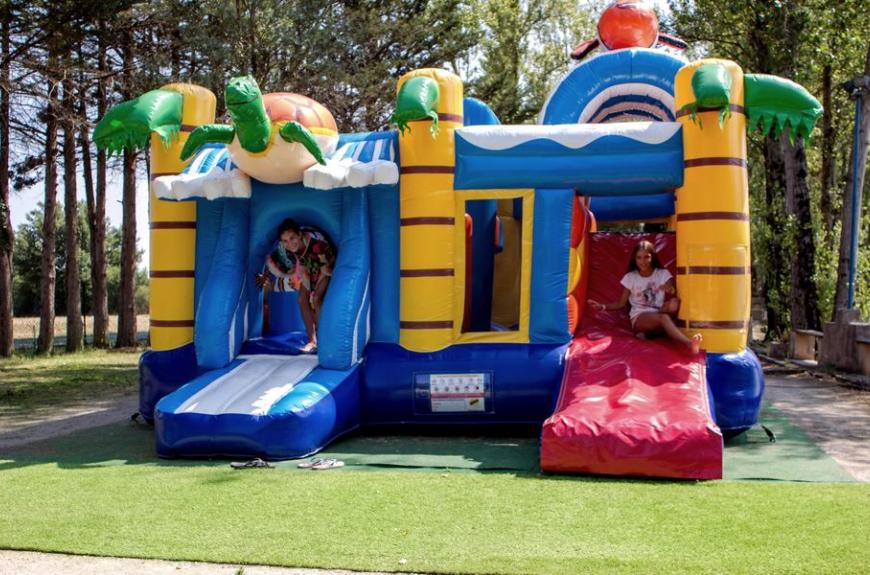 Camping Plan d'Eau St Charles jeux gonflables
