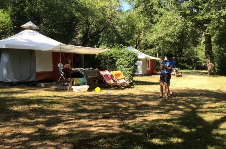 Camping Domaine Les Clots famille devant BTM