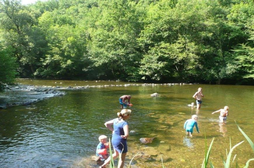 Camping Domaine Les Clots jeux dans la rivière