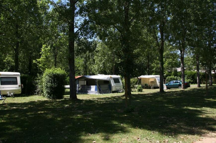 Camping Municipal la Bâtisse emplacements ombragés