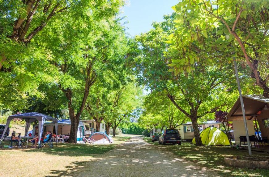 Camping Soleil des Bastides emplacements ombragés