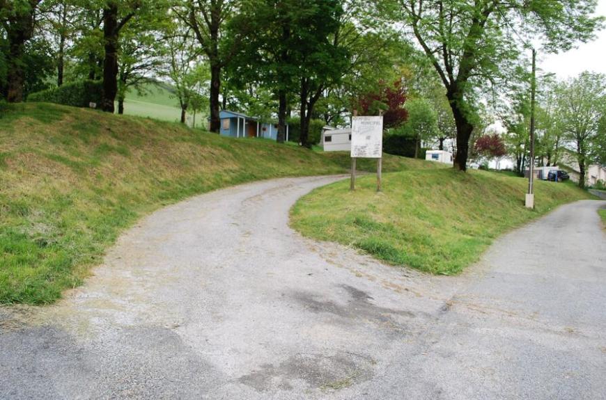 Camping Municipal Les Adrêts emplacements ombragés