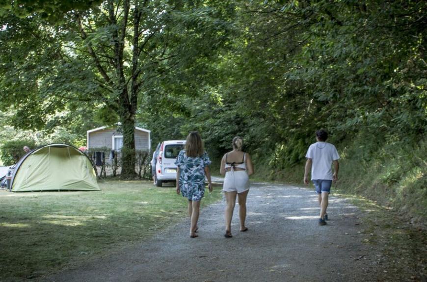 Camping Lestap allées ombragées