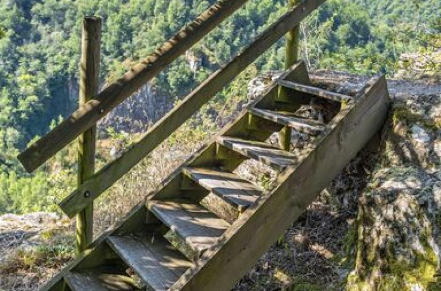 Camping les Tarrasses du Viaur petit escaliers