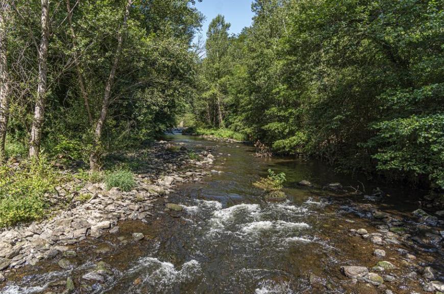 Camping les Tarrasses du Viaur petite rivière