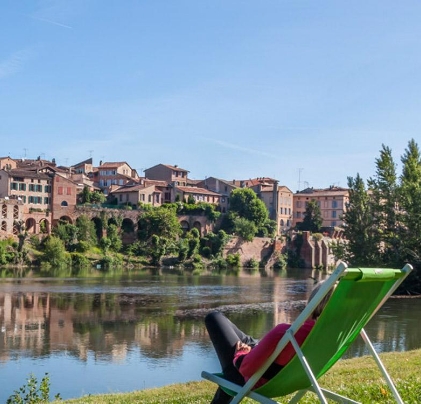 Vue de la ville d’Albi en bordure d’eau, à visiter lors d'un séjour en camping dans le Tarn