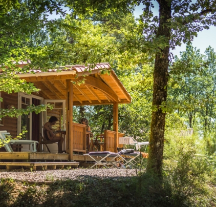 Vue d’un chalet en location dans un camping dans le Tarn