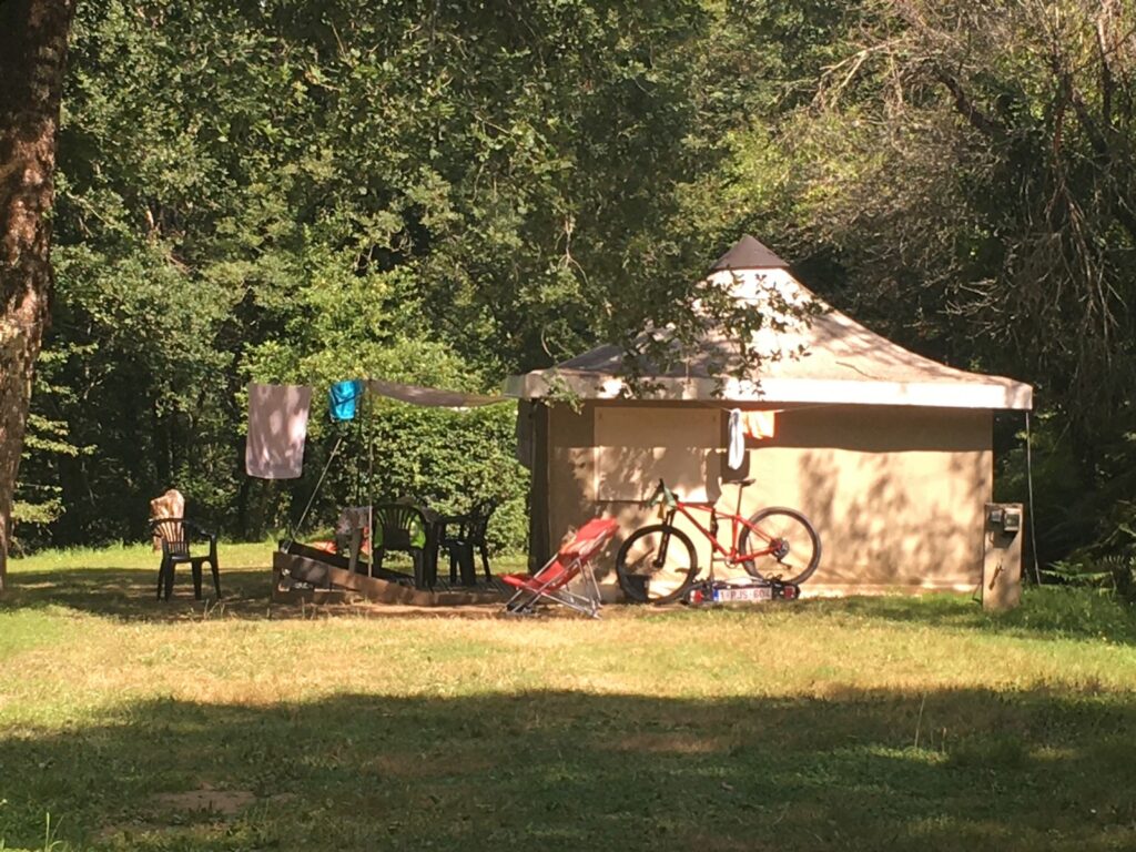 Camping Les Clots bungalow toilé