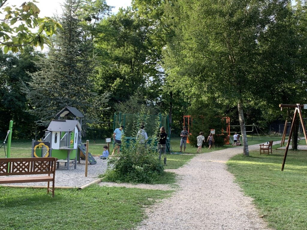 Les Chalets de Fiolles zones nature et jeux enfants