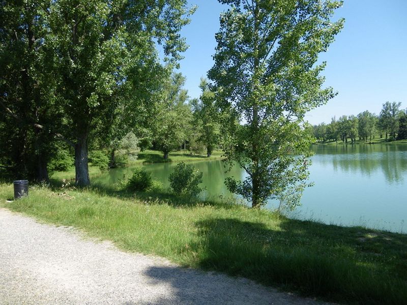 Camping Municipal Les Auzerals bord de lac
