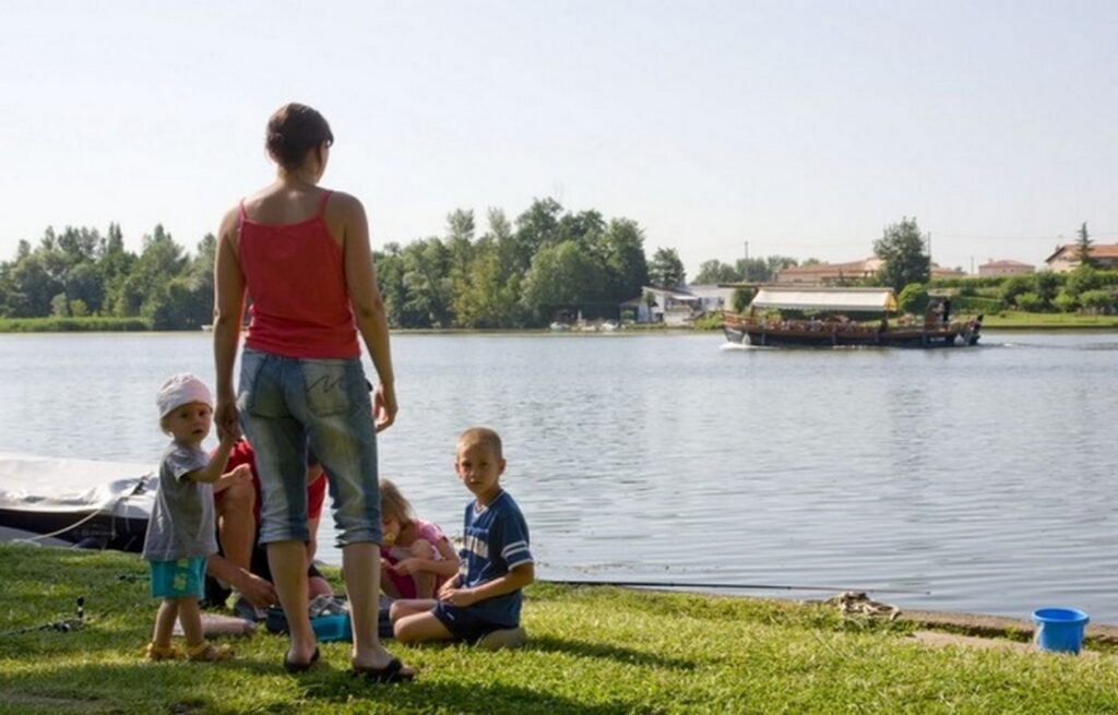 Chalets du Lac enfants bords de rivière gabarre