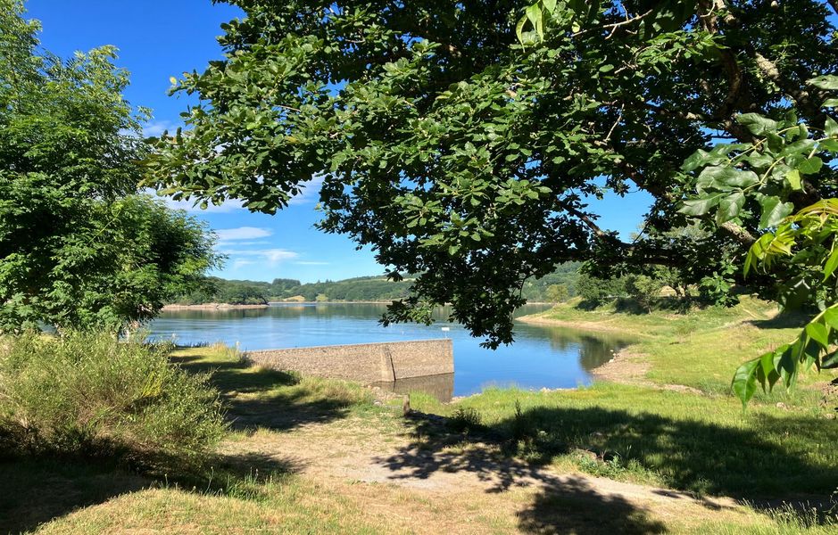 Aire Natruelle des Rives du Laouzas vue lac
