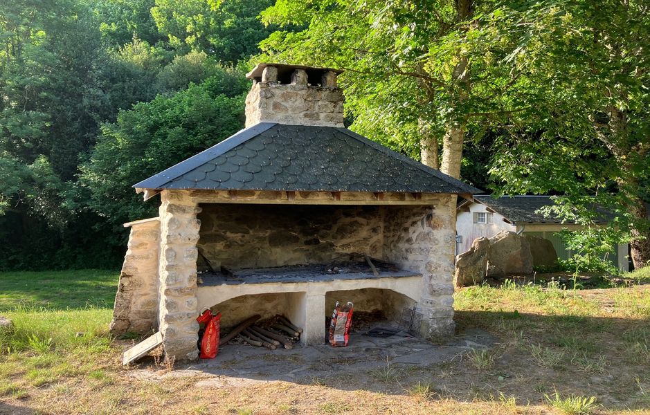 Aire Natruelle des Rives du Laouzas barbecue