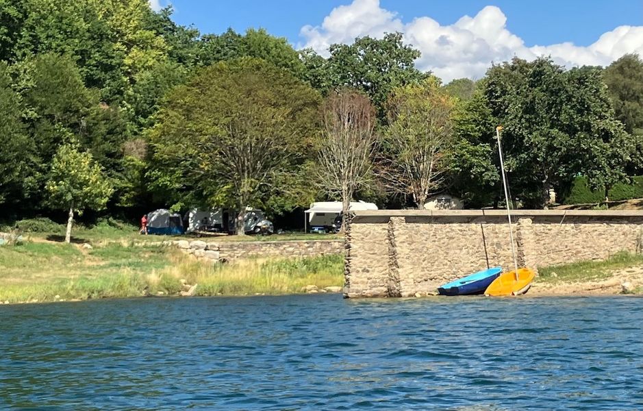 Aire Natruelle des Rives du Laouzas vue sur lac
