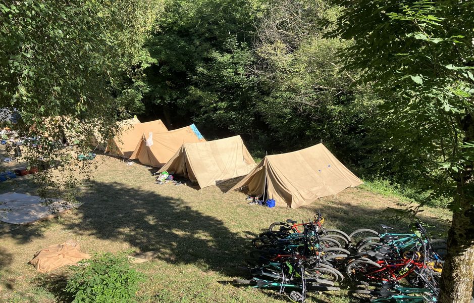 Aire Natruelle des Rives du Laouzas tentes colonie