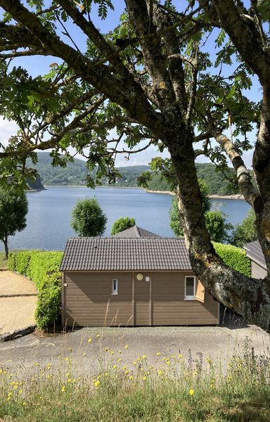 PRL des Rives du Lac du Laouzas chalet bois vue lac