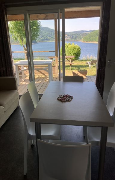 PRL des Rives du Lac du Laouzas cuisine vue lac