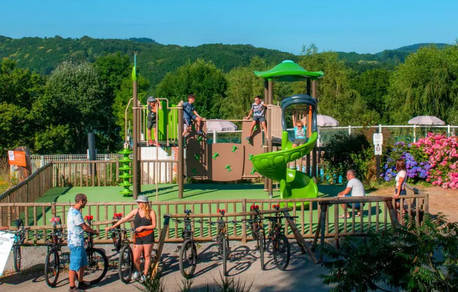 Camping Tohapi Rieumontagné aire de jeux