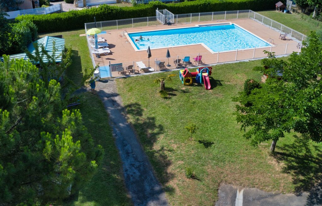 Les Chalets de Gaillac piscine et espaces verts