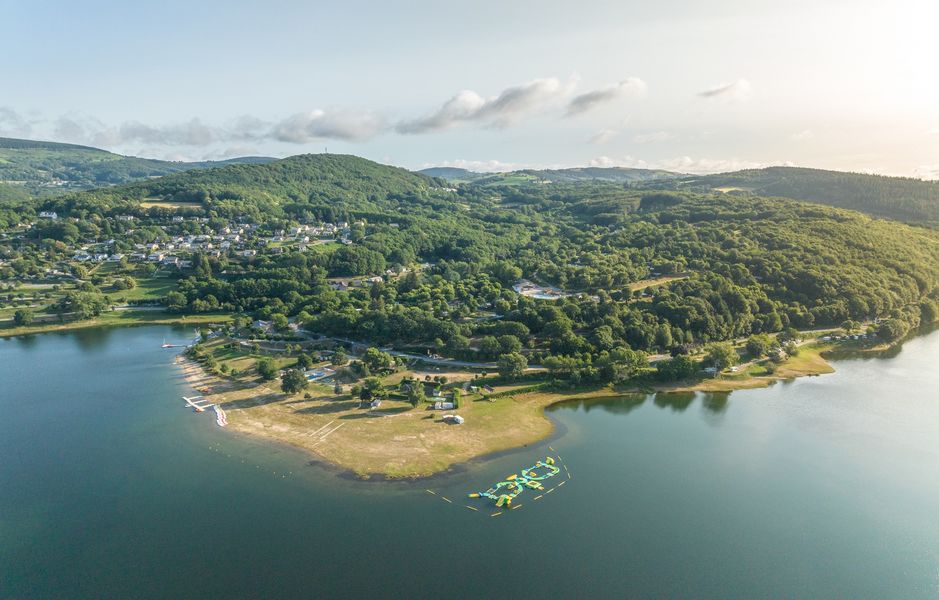 Camping Marvilla Parks Rieumontagné vue lac et base de loisirs