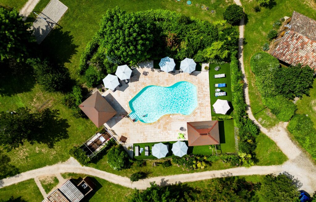 Chalets de Fiolles piscine vue du ciel