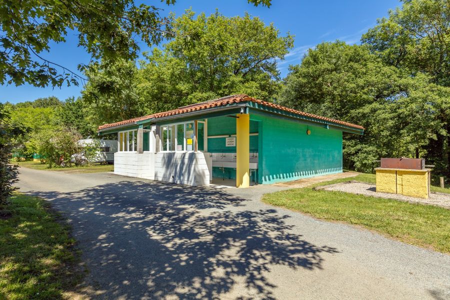 Gourjade extérieur sanitaire