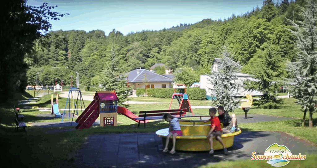 Camping des Sources Chaudes aire de jeux