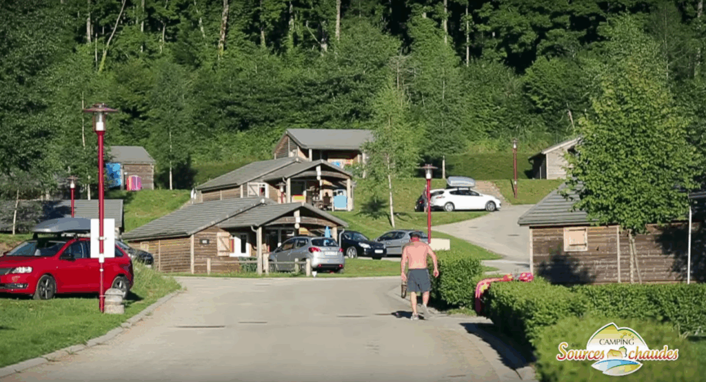 Camping des Sources Chaudes allée principale