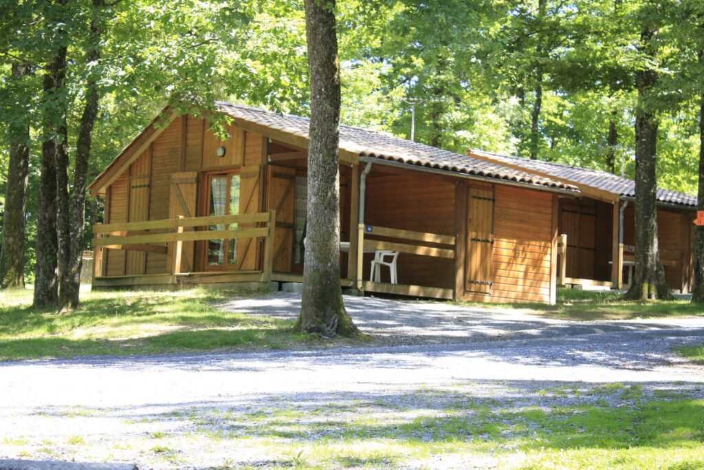Les Chalets de la Bessière chalets en forêt