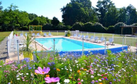 Les Pommiers d' Aiguelèze piscine fleurie