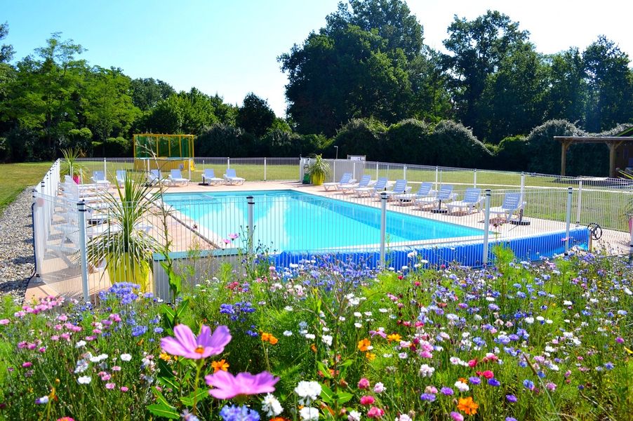 Les Pommiers d' Aiguelèze piscine fleurie