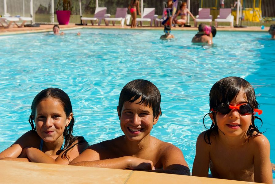 Les Pommiers d' Aiguelèze piscine avec enfants