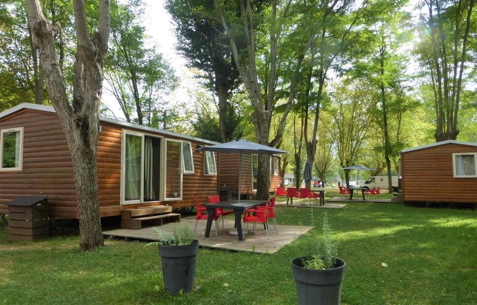 camping l'amitié au bord de l'eau Trébas-Tarn-mobile home sous les arbres rivière détente