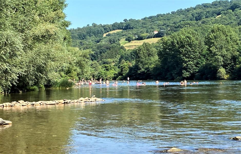 camping l'amitié au bord de l'eau Trébas-Tarn-emplacement plage baignade au camping