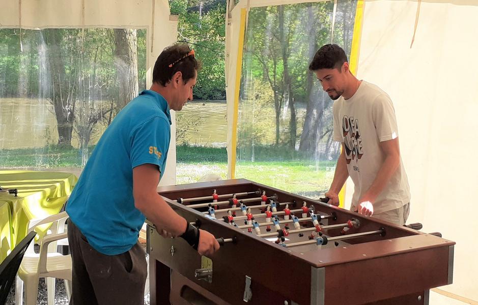 camping l'amitié au bord de l'eau-Trébas-Tarn-babyfoot-famille-activités-été-Vallée-du-Tarn-France