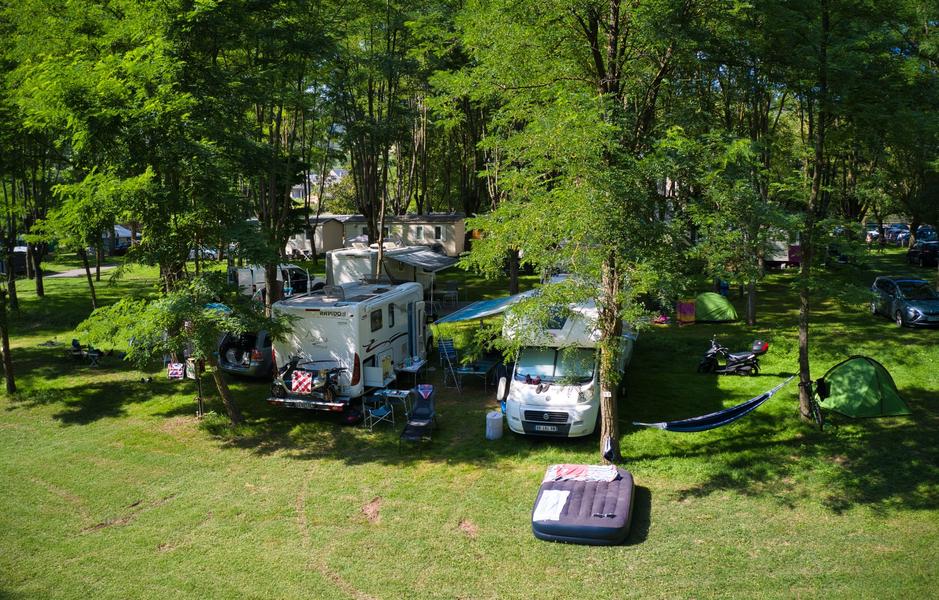 camping l'amitié au bord de l'eau Trébas-Tarn-camping vert-camping ombragé rivière